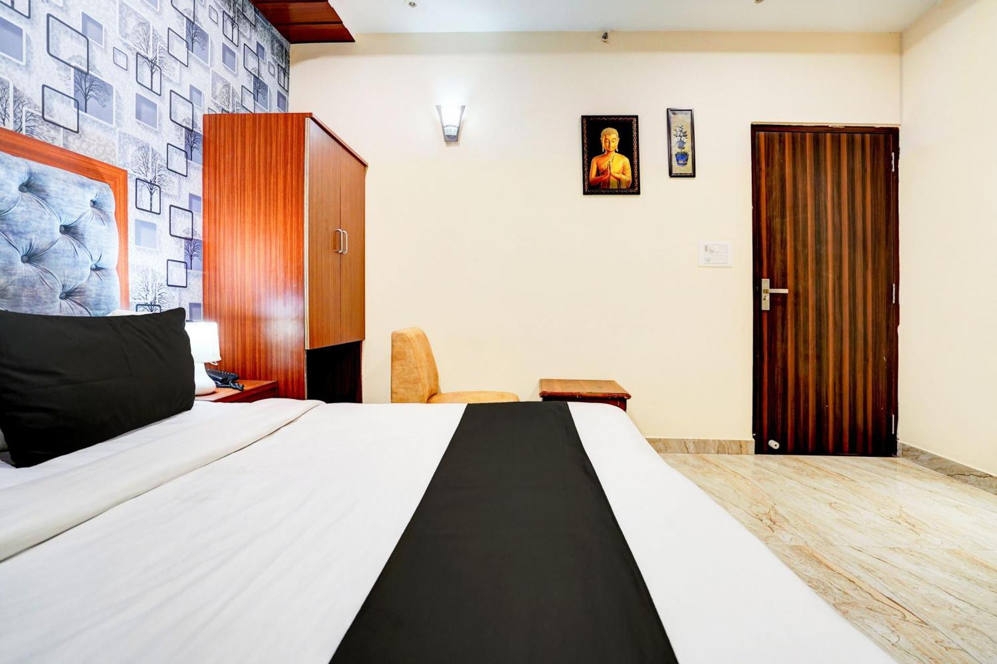 Отель Townhouse Ram Katora Near Vishwanath Temple Formerly Sv Grand Варанаси Экстерьер фото