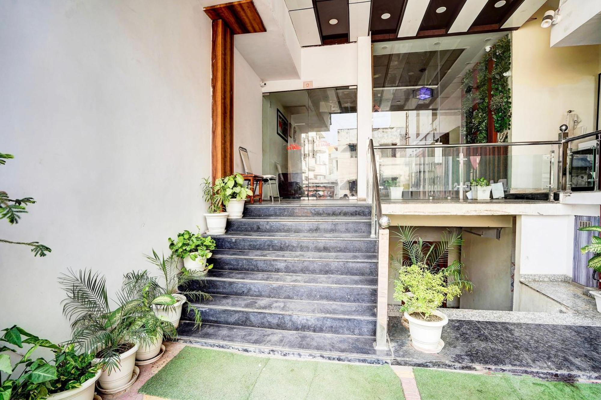 Отель Townhouse Ram Katora Near Vishwanath Temple Formerly Sv Grand Варанаси Экстерьер фото